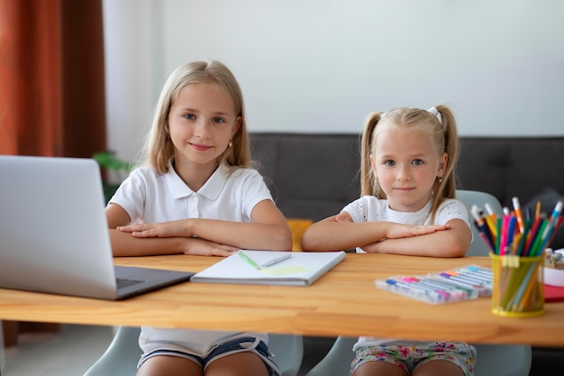 Niñas haciendo escuela en línea juntas