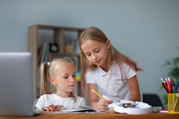 Niñas haciendo escuela en línea juntas