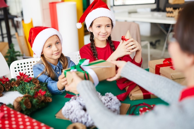 Niñas hermanas felices con regalos de Navidad