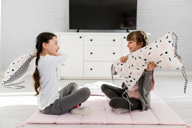 Niñas jugando juntas