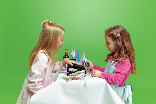 niñas jugando con productos cosméticos.