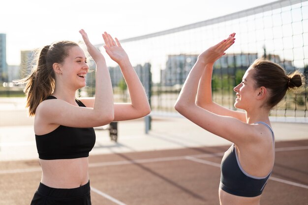 Niñas jugando voleibol