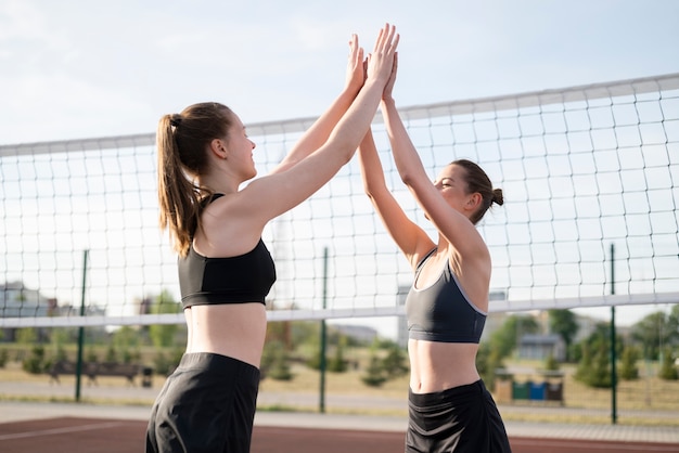 Foto gratuita niñas jugando voleibol