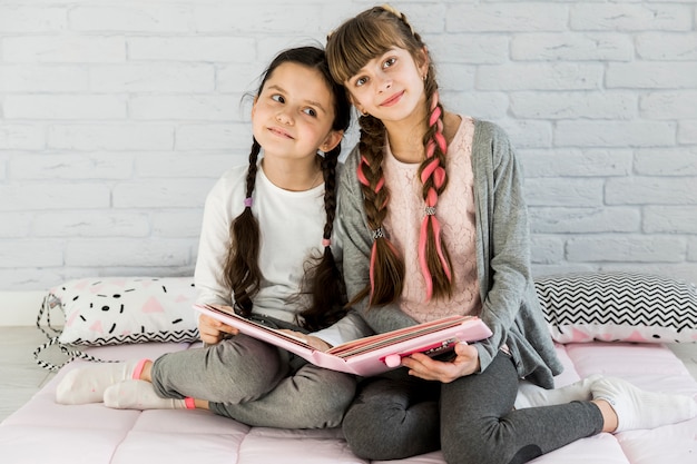 Foto gratuita niñas leyendo juntas