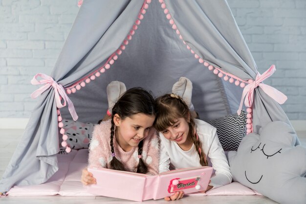 Niñas leyendo juntas