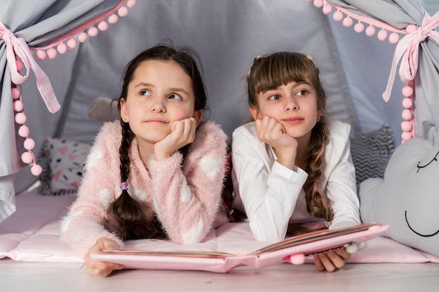 Niñas leyendo juntas