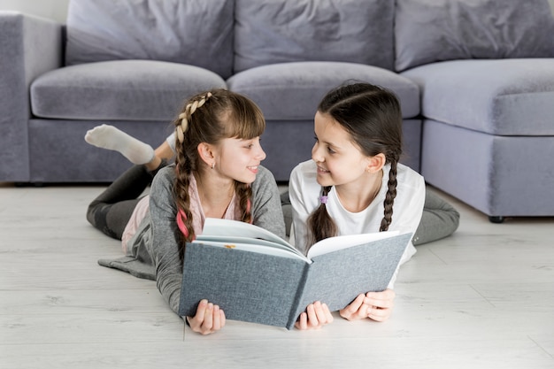 Niñas leyendo