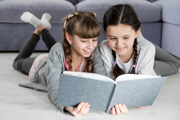 Niñas leyendo