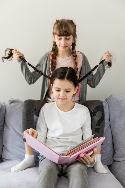 Foto gratuita niñas leyendo