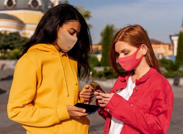 Foto gratuita niñas con máscaras médicas