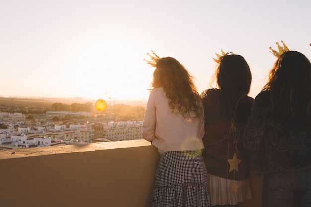 Foto gratuita niñas mirando globos voladores