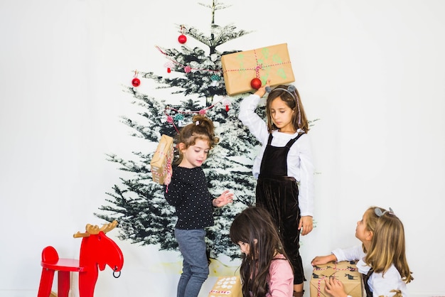 Niñas con muchos regalos