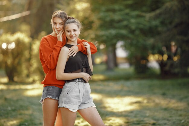 Las niñas pasan tiempo en un parque de verano.