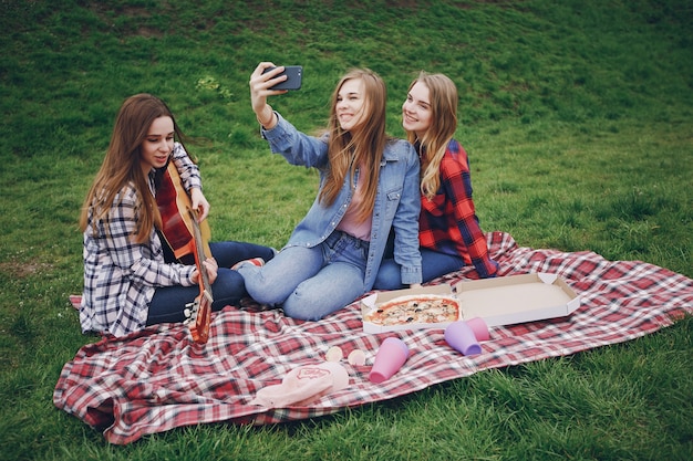 Niñas en un picnic