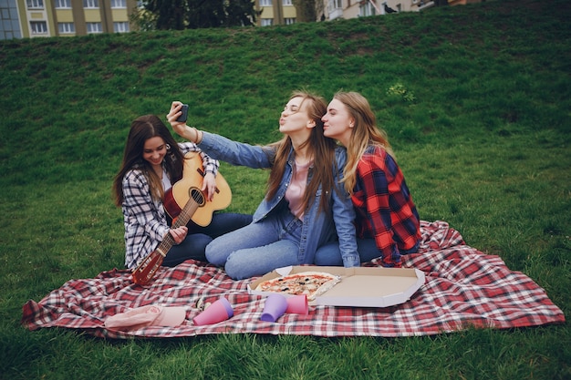 Niñas en un picnic