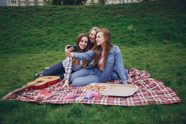 Niñas en un picnic