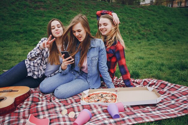 Niñas en un picnic