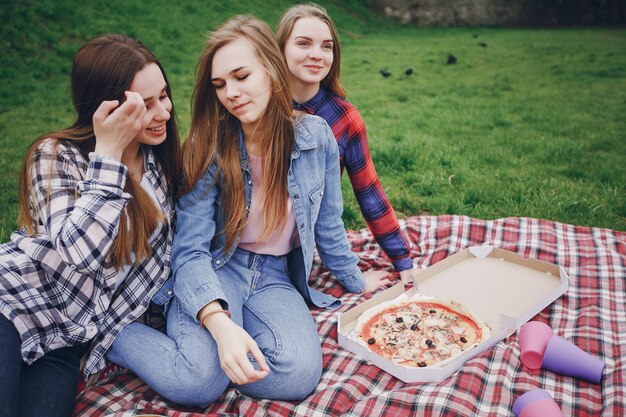 Niñas en un picnic