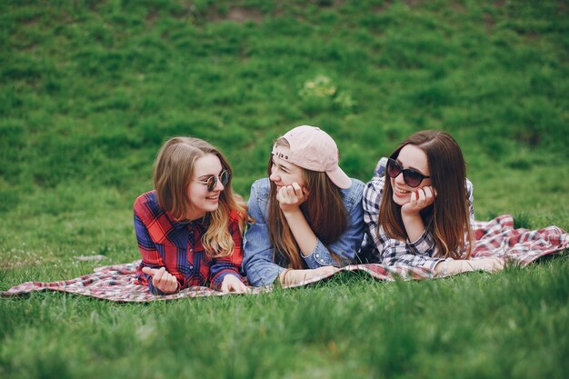 Niñas en un picnic