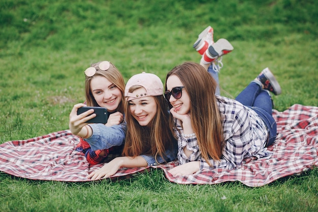 Niñas en un picnic