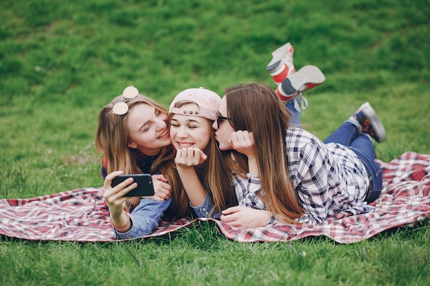 Niñas en un picnic