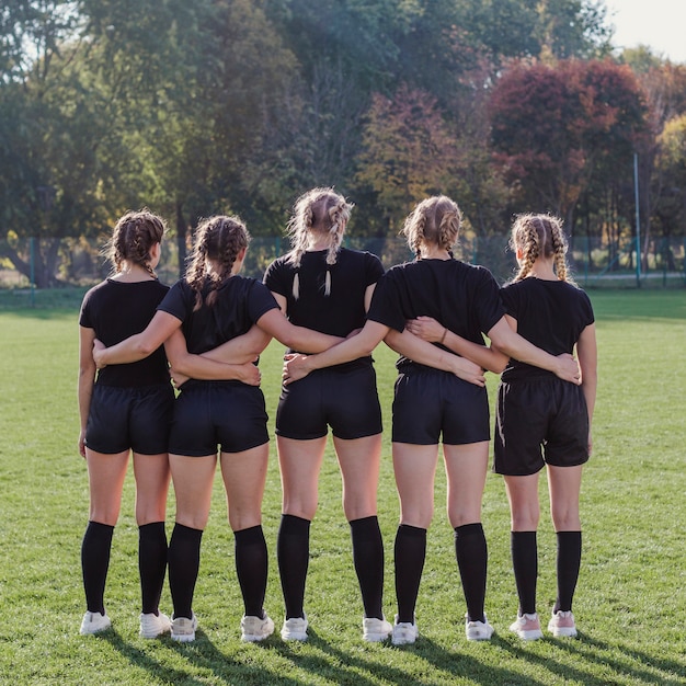 Foto gratuita niñas de pie en un campo de fútbol