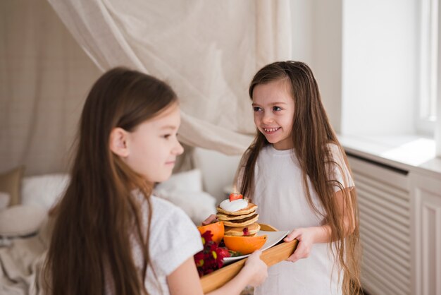 Niñas preparando desayuno en el día del padre