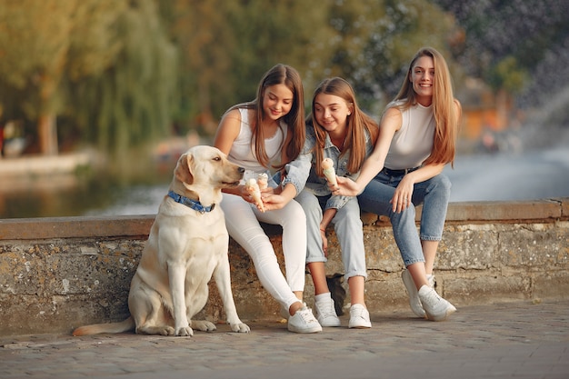 Niñas sentadas en una ciudad de primavera con lindo perro