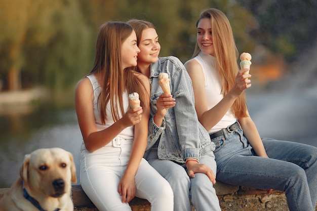 Niñas sentadas en una ciudad de primavera con lindo perro