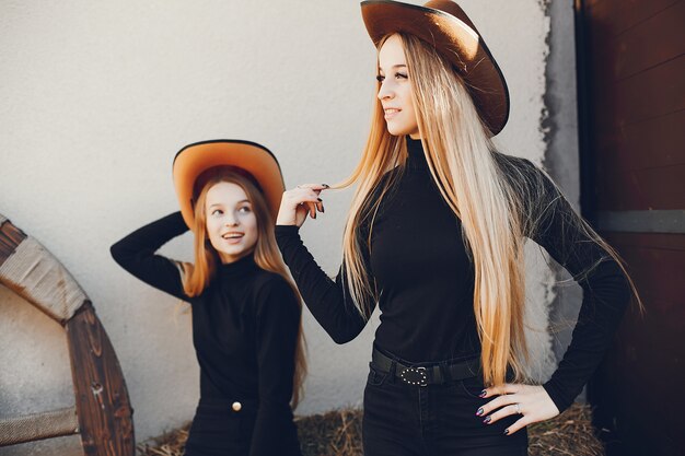 Niñas en un sombrero de vaquero en un rancho