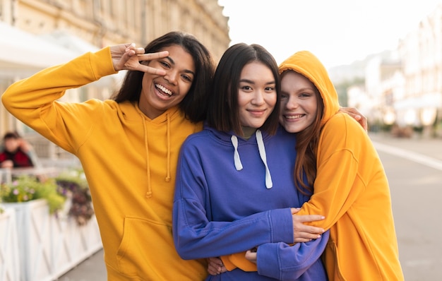 Las niñas son amigas incluso con diferencias étnicas.