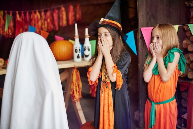 Niñas temerosas del fantasma