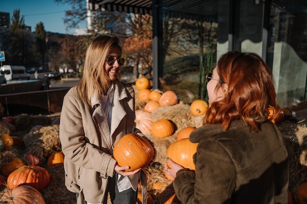 Las niñas tienen calabazas en las manos