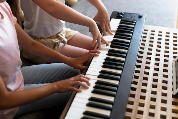 Niñas tocando el teclado en casa