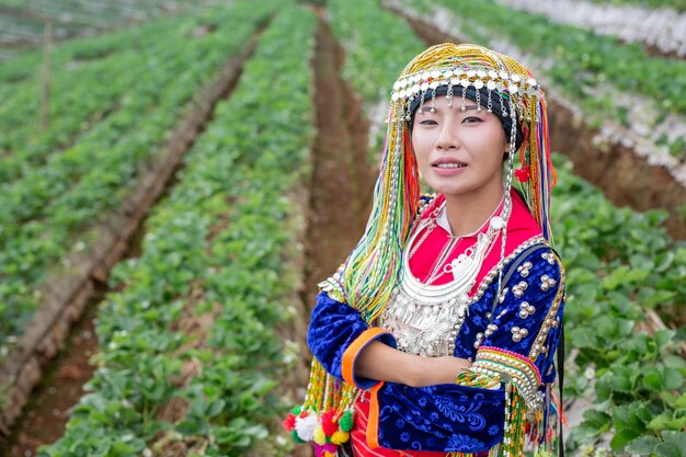 Las niñas tribales están recogiendo fresas