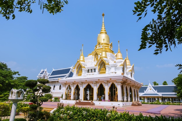 Nine tops pagoda estilo tailandés en el templo tailandés en kushinagar India