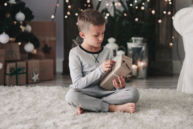 Niño abriendo un regalo de navidad