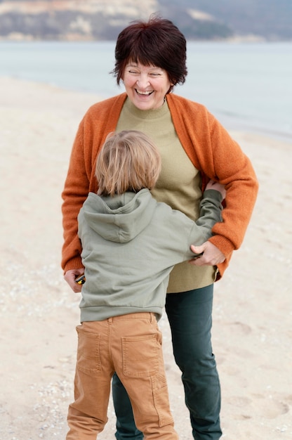 Foto gratuita niño y abuela feliz de tiro medio