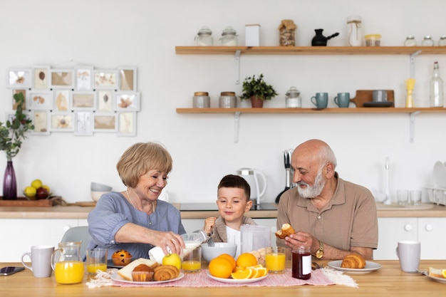 Niño y abuelos felices de tiro medio