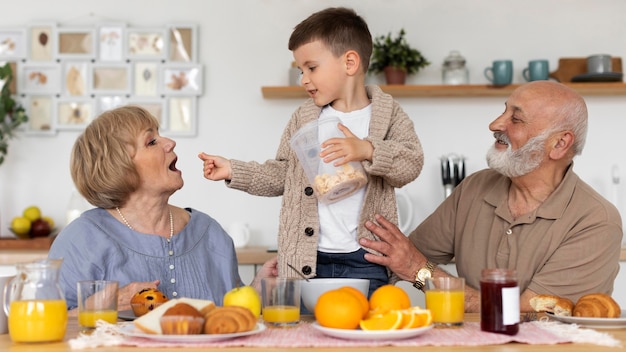 Foto gratuita niño y abuelos sonrientes de tiro medio