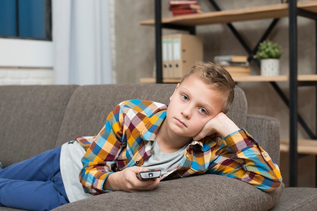 Niño aburrido en sofá