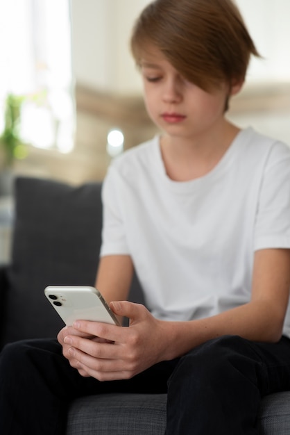 Niño con adicción a las redes sociales