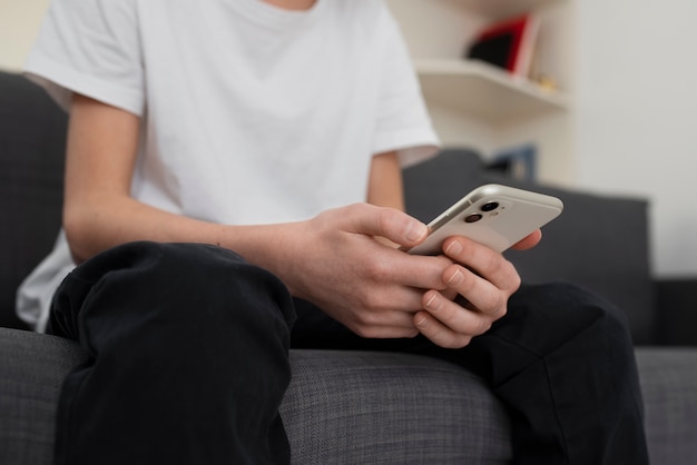 Niño con adicción a las redes sociales