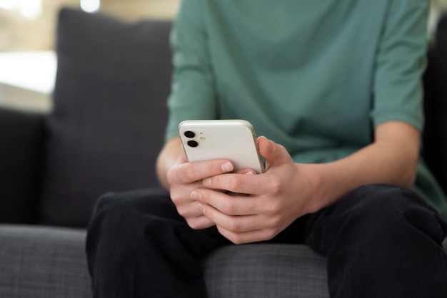 Niño con adicción a las redes sociales