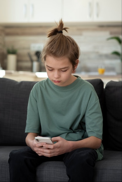 Niño con adicción a las redes sociales