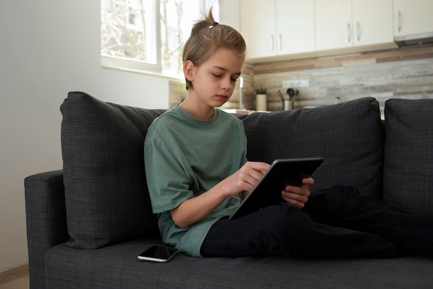 Niño con adicción a las redes sociales