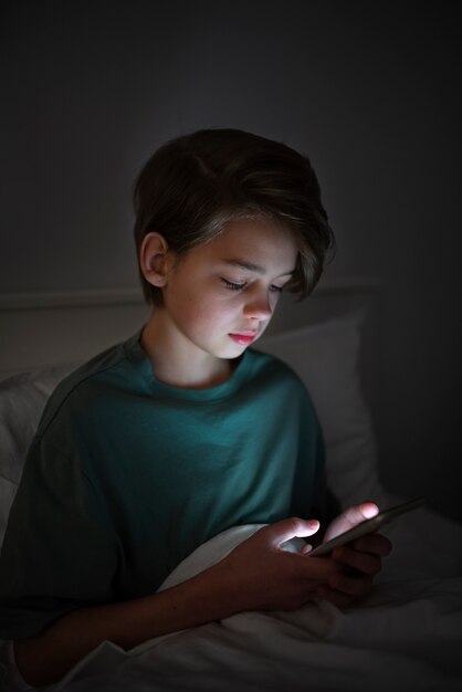 Niño con adicción a las redes sociales