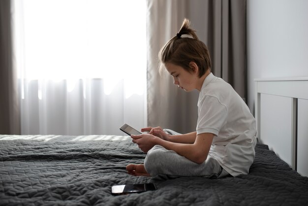 Niño con adicción a las redes sociales