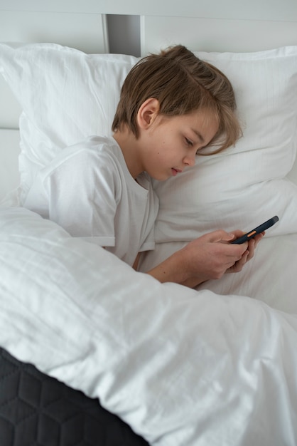 Foto gratuita niño con adicción a las redes sociales