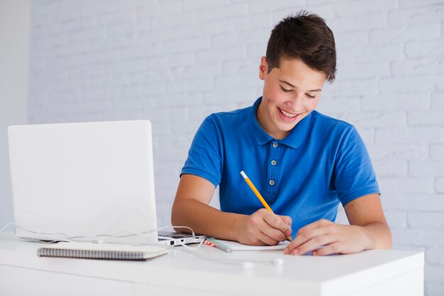 Niño adolescente haciendo la tarea